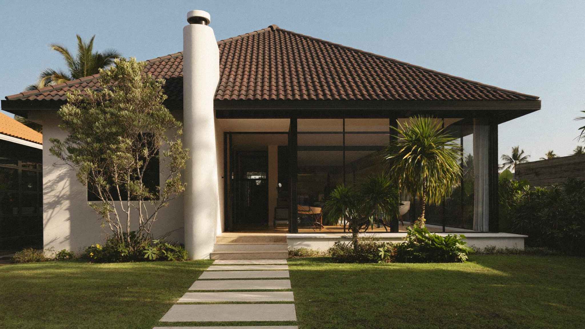 Rumah dengan taman tropis yang siap dipasarkan oleh Emlarion